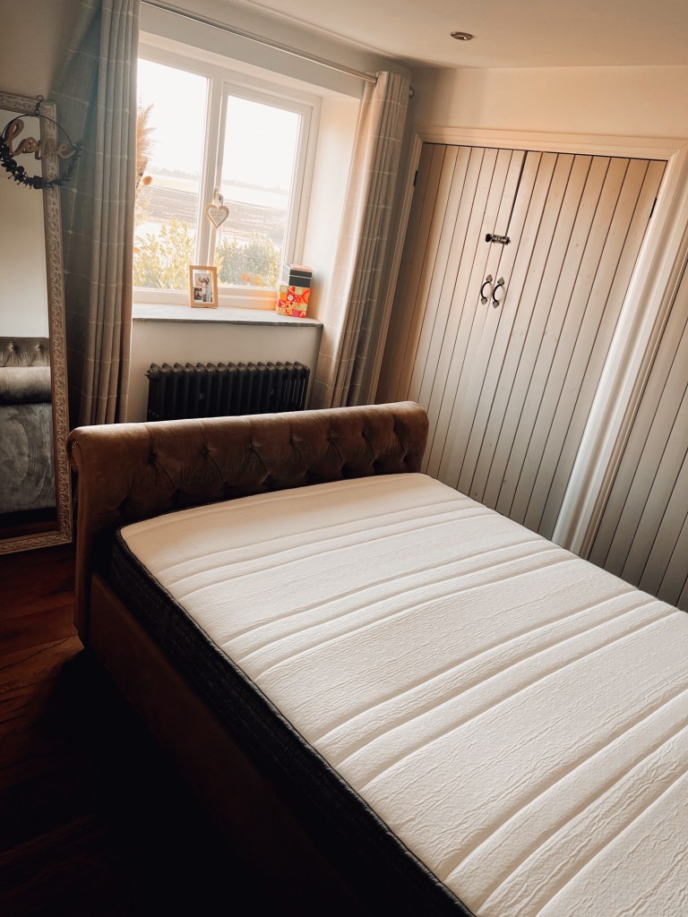 Cottage style room, bed and mattress 